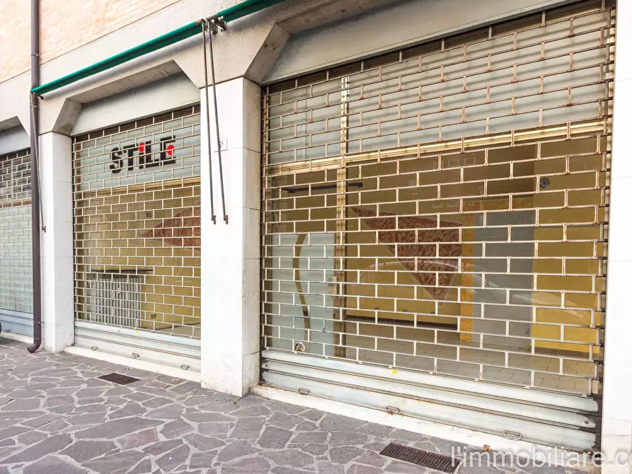 Immagine 11 di Negozio in vendita  in Via Monte Nero 6 a Verona