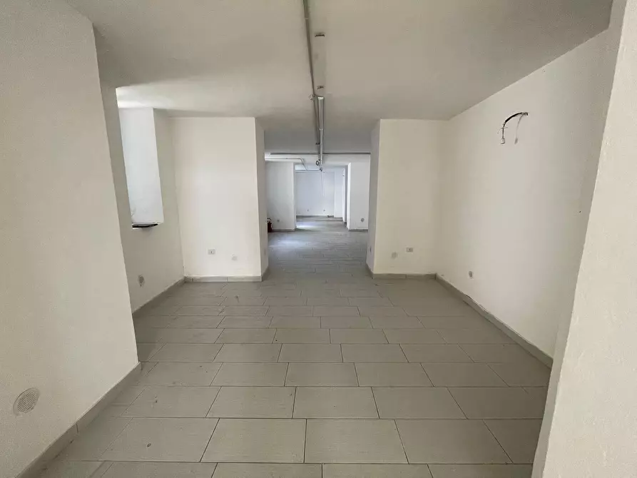 Immagine 2 di Negozio in affitto  in VIA POLLIO 10 a Caserta