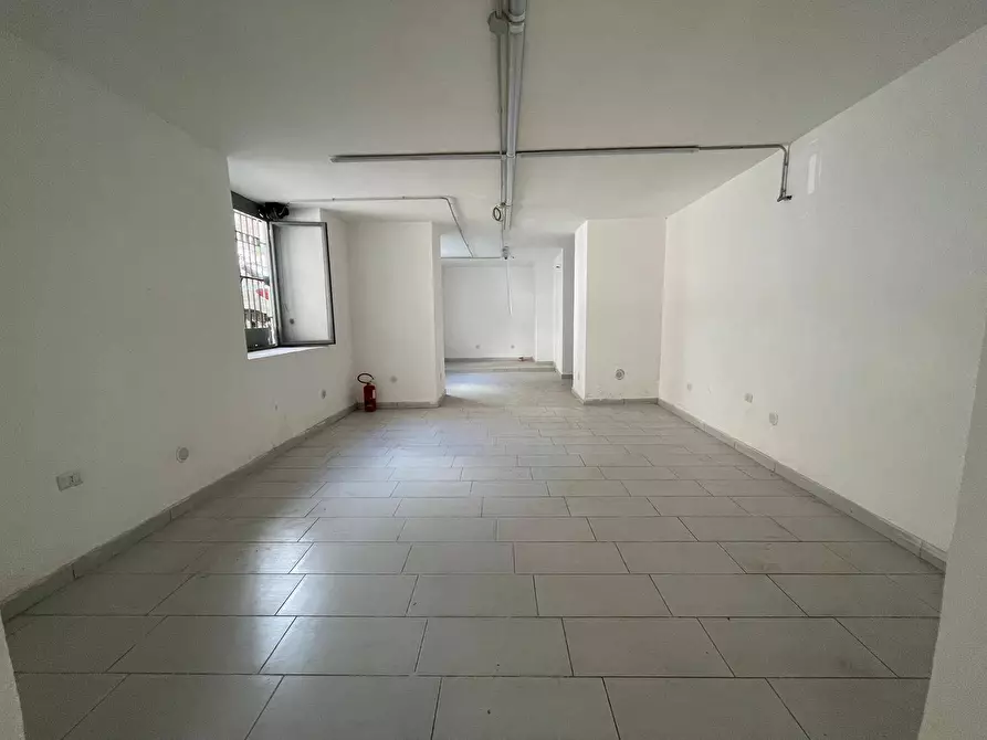 Immagine 1 di Negozio in affitto  in VIA POLLIO 10 a Caserta