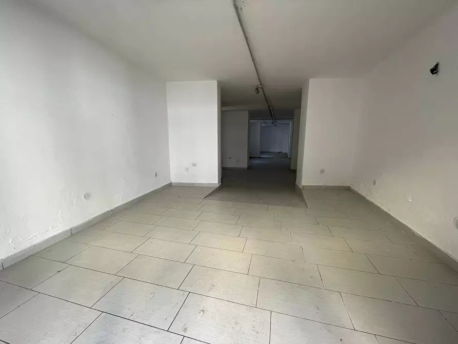 Immagine 8 di Negozio in affitto  in VIA POLLIO 10 a Caserta
