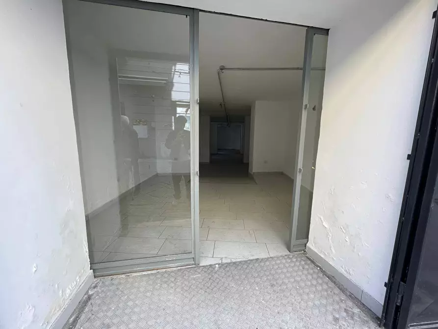 Immagine 11 di Negozio in affitto  in VIA POLLIO 10 a Caserta
