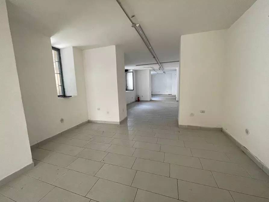 Immagine 9 di Negozio in affitto  in VIA POLLIO 10 a Caserta