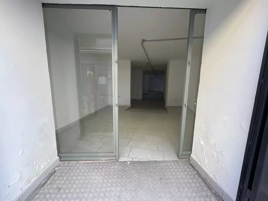 Immagine 10 di Negozio in affitto  in VIA POLLIO 10 a Caserta