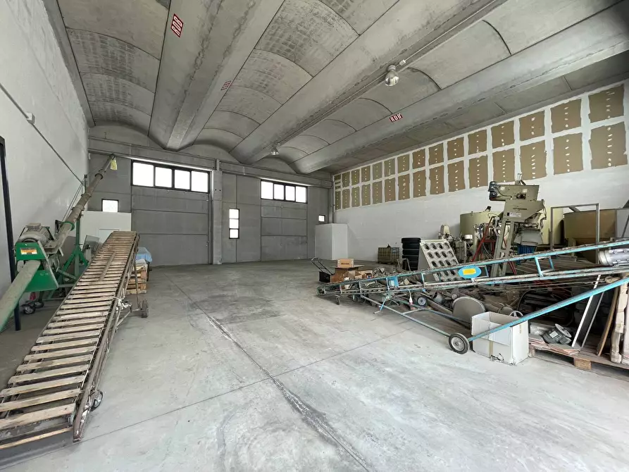 Immagine 1 di Capannone industriale in affitto  a Maddaloni