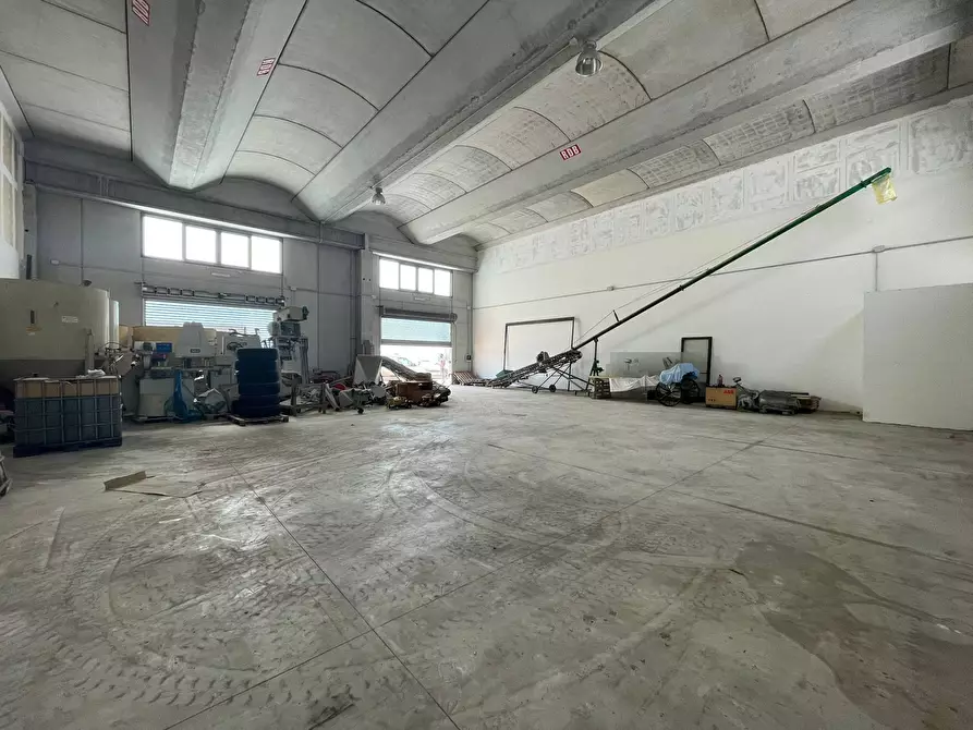 Immagine 2 di Capannone industriale in affitto  a Maddaloni