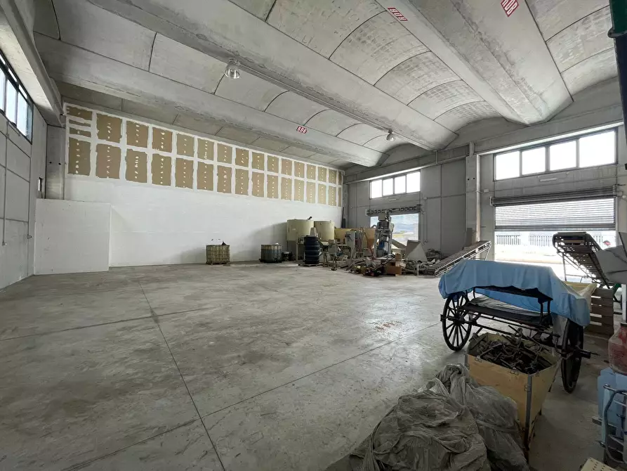 Immagine 4 di Capannone industriale in affitto  a Maddaloni