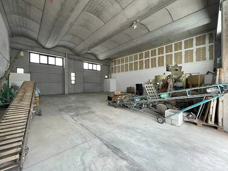 Immagine 6 di Capannone industriale in affitto  a Maddaloni