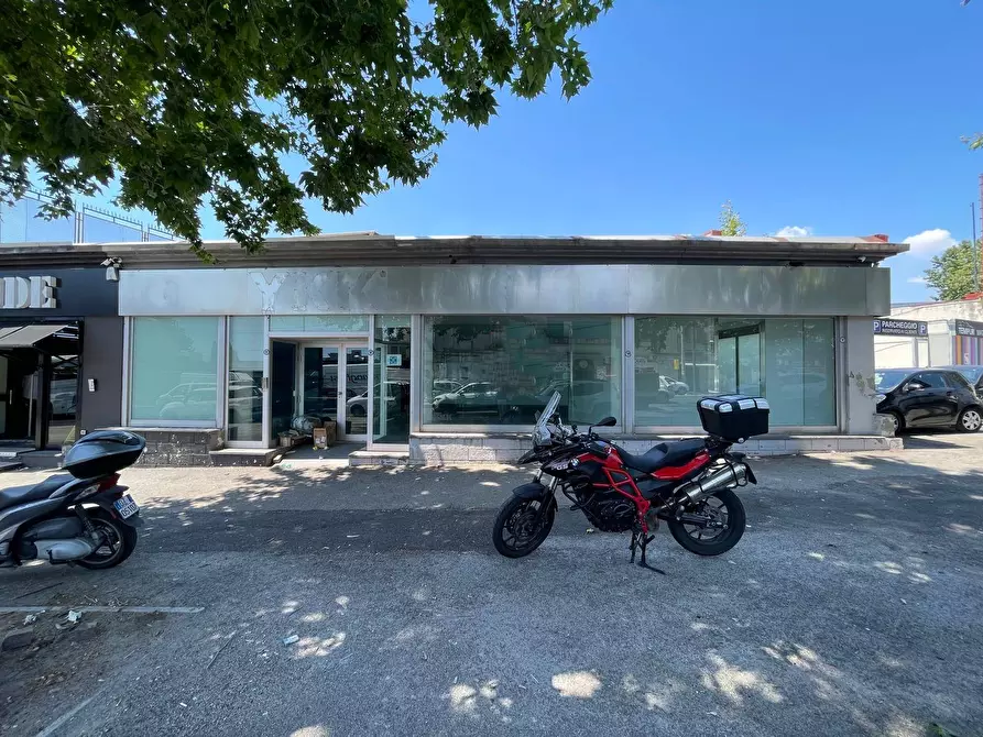 Immagine 1 di Negozio in affitto  in Via Nuova Del Campo 28 a Napoli