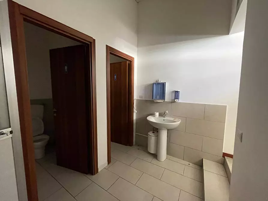 Immagine 24 di Negozio in affitto  in Via Nuova Del Campo 28 a Napoli