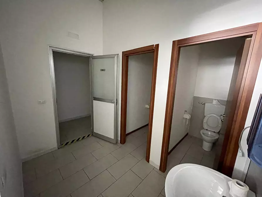 Immagine 25 di Negozio in affitto  in Via Nuova Del Campo 28 a Napoli