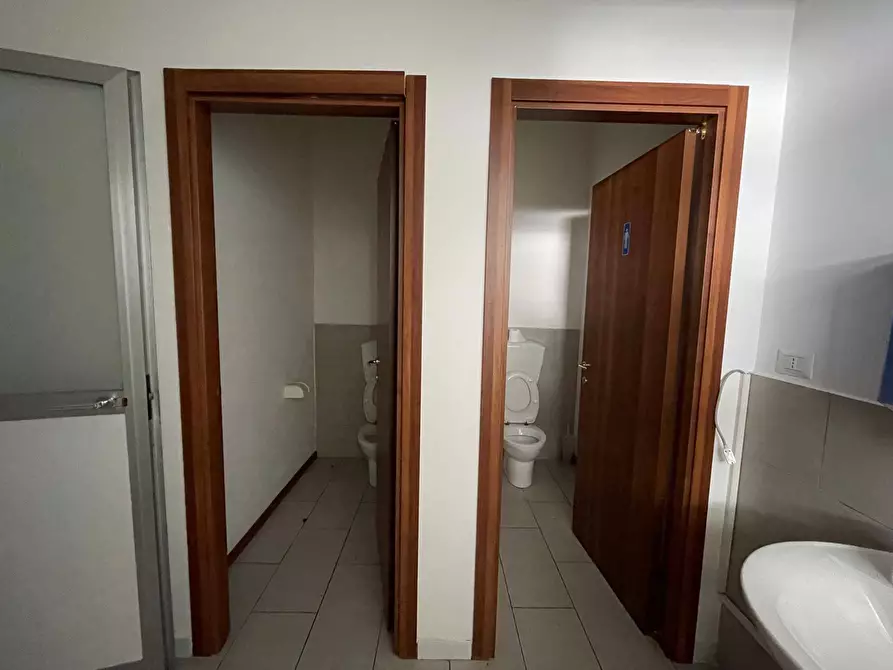 Immagine 26 di Negozio in affitto  in Via Nuova Del Campo 28 a Napoli