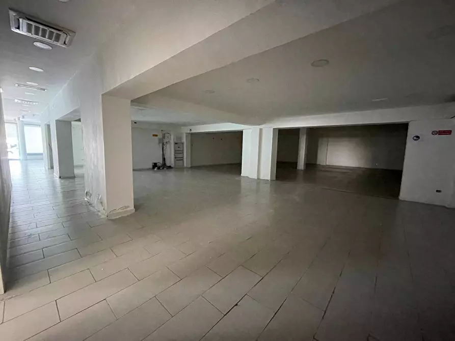 Immagine 9 di Negozio in affitto  in Via Nuova Del Campo 28 a Napoli