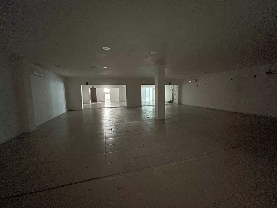 Immagine 10 di Negozio in affitto  in Via Nuova Del Campo 28 a Napoli