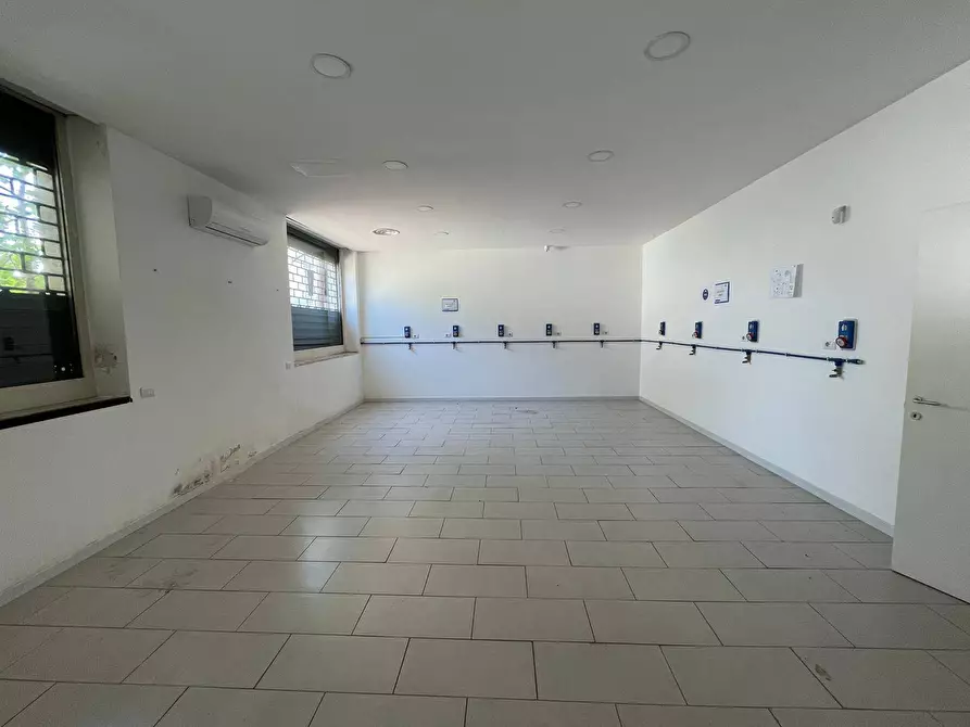 Immagine 13 di Negozio in affitto  in Via Nuova Del Campo 28 a Napoli