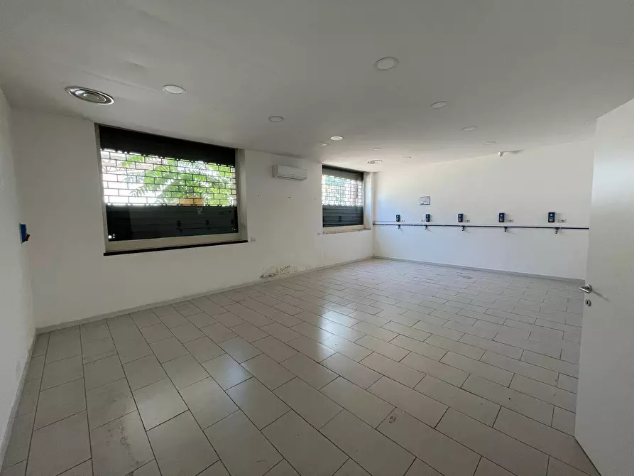 Immagine 15 di Negozio in affitto  in Via Nuova Del Campo 28 a Napoli