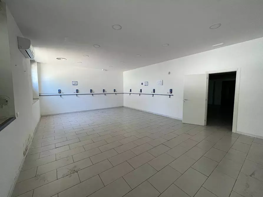 Immagine 16 di Negozio in affitto  in Via Nuova Del Campo 28 a Napoli