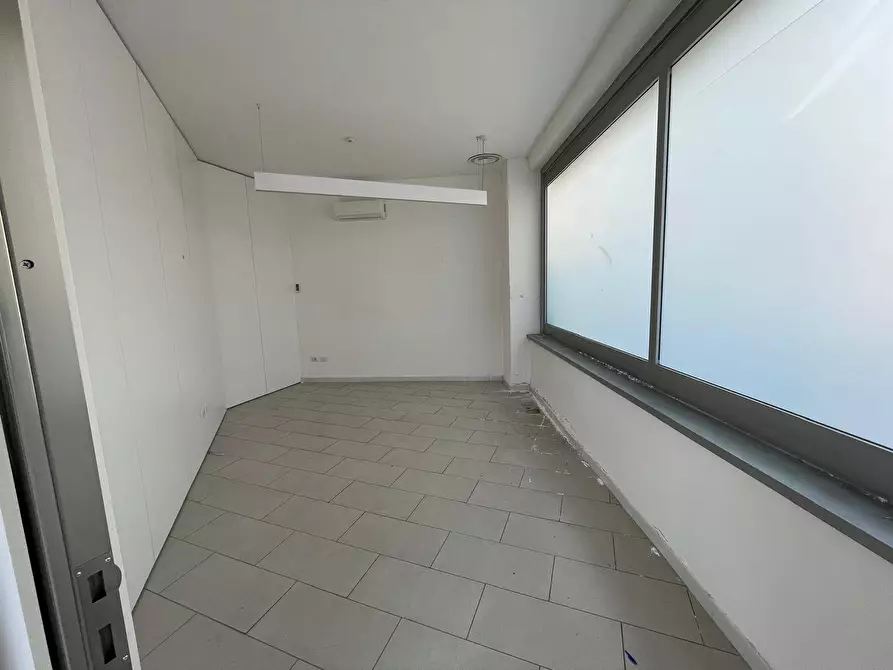 Immagine 21 di Negozio in affitto  in Via Nuova Del Campo 28 a Napoli