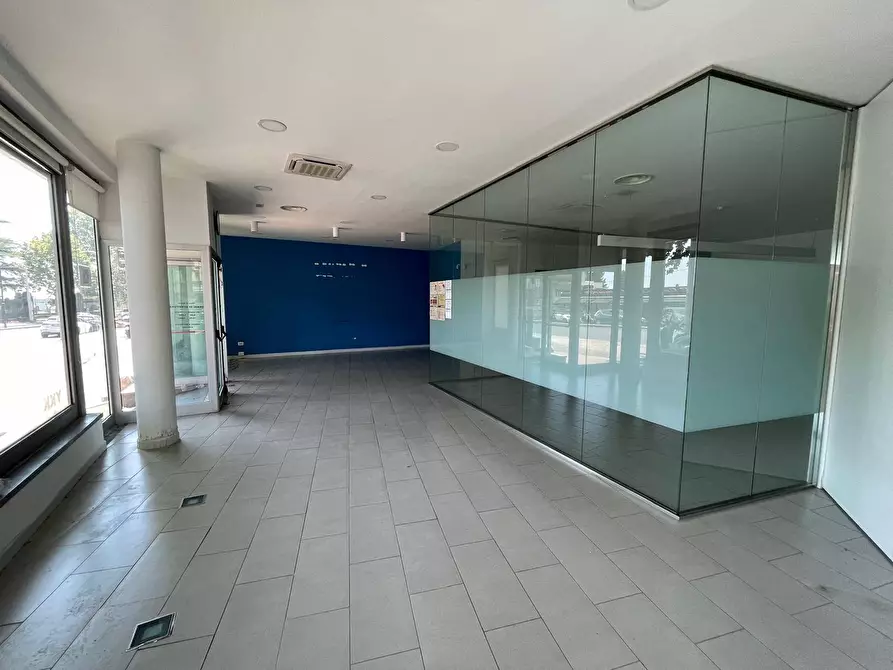 Immagine 29 di Negozio in affitto  in Via Nuova Del Campo 28 a Napoli