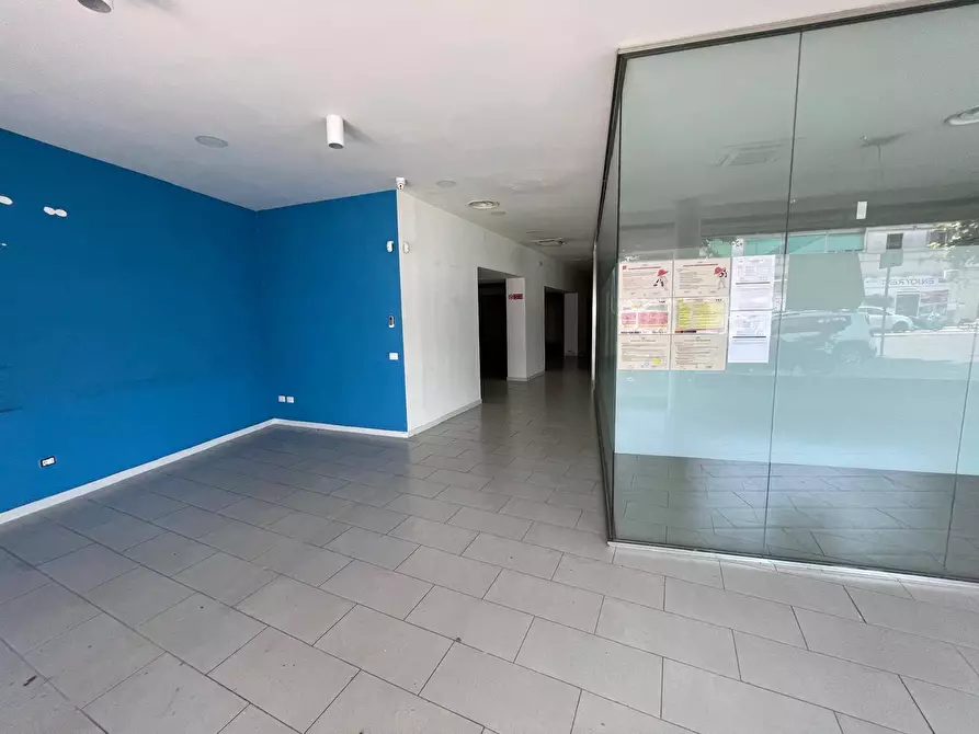 Immagine 30 di Negozio in affitto  in Via Nuova Del Campo 28 a Napoli