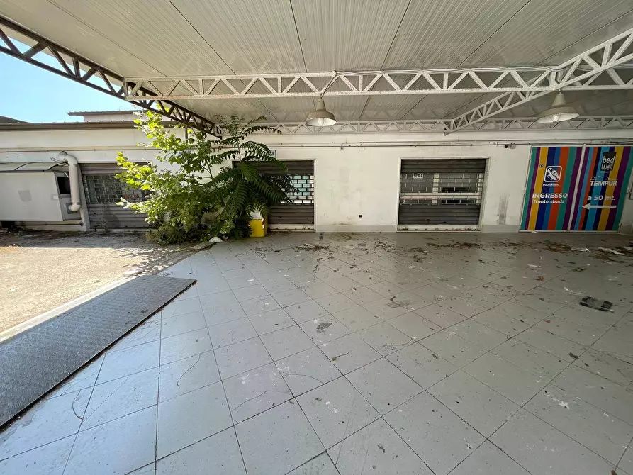 Immagine 32 di Negozio in affitto  in Via Nuova Del Campo 28 a Napoli