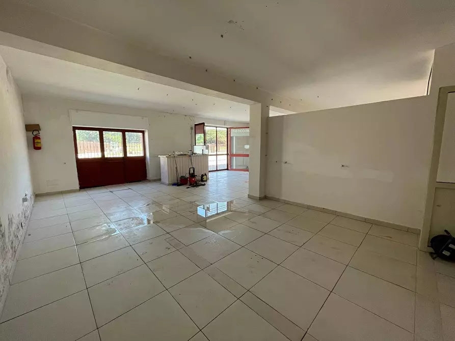 Immagine 8 di Negozio in affitto  in Via Napoli 488 a Maddaloni