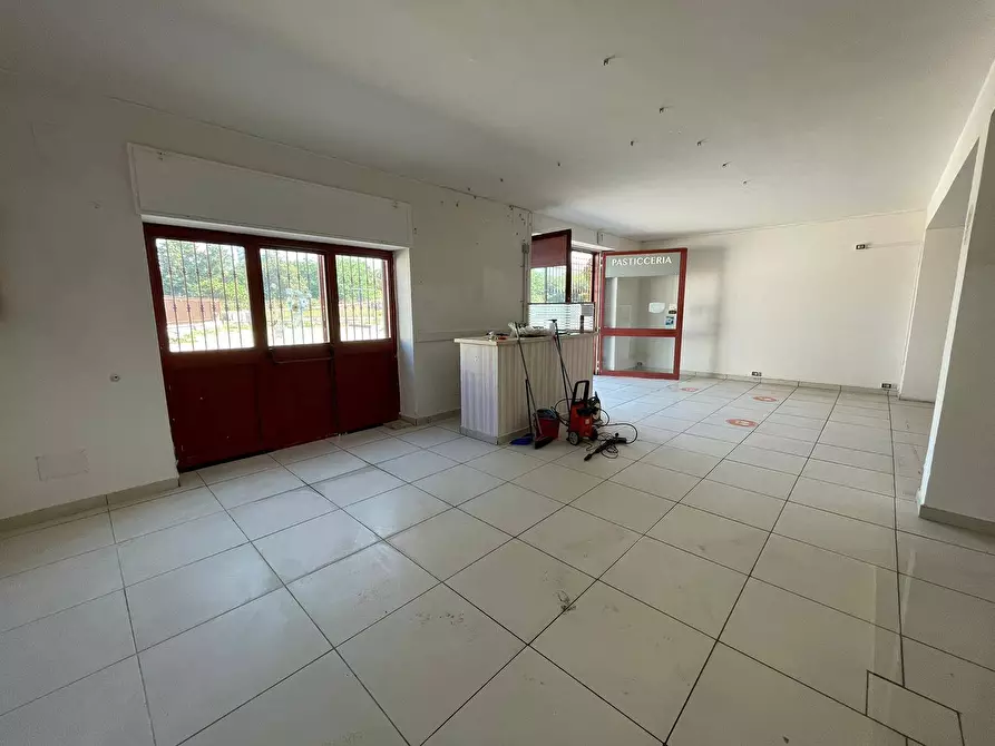 Immagine 5 di Negozio in affitto  in Via Napoli 488 a Maddaloni