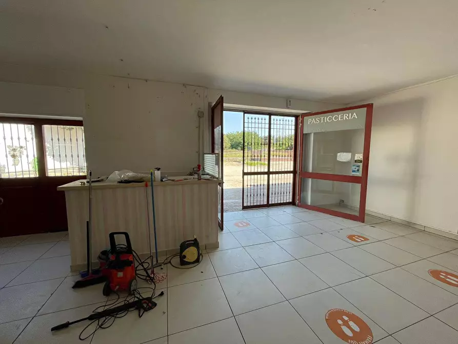 Immagine 2 di Negozio in affitto  in Via Napoli 488 a Maddaloni