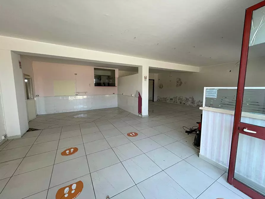 Immagine 9 di Negozio in affitto  in Via Napoli 488 a Maddaloni