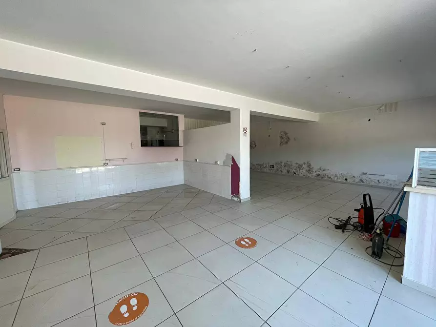 Immagine 10 di Negozio in affitto  in Via Napoli 488 a Maddaloni