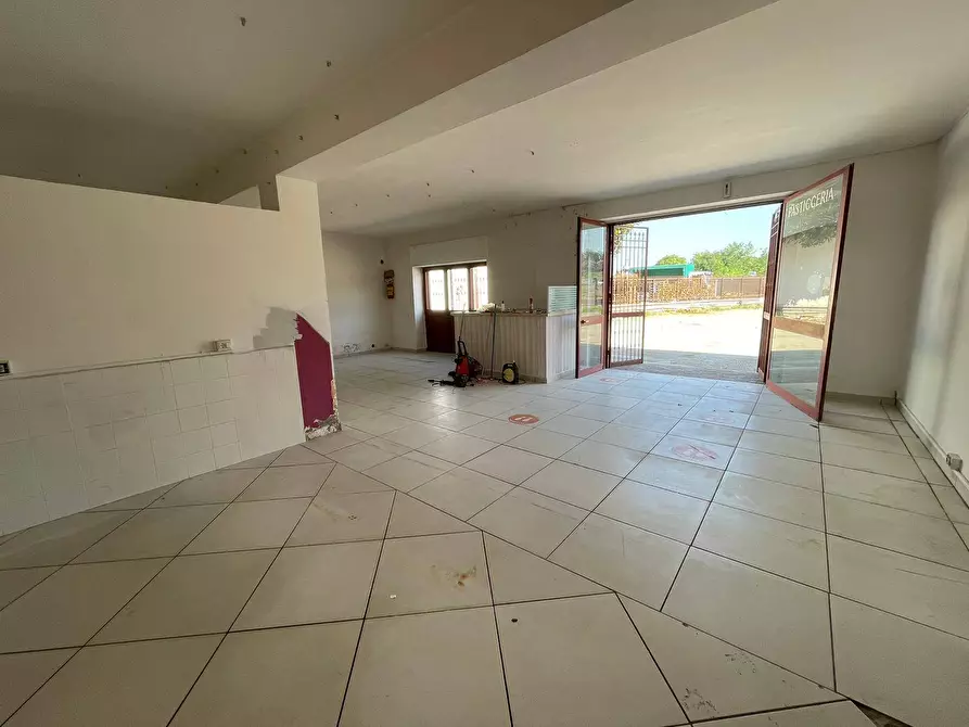 Immagine 11 di Negozio in affitto  in Via Napoli 488 a Maddaloni