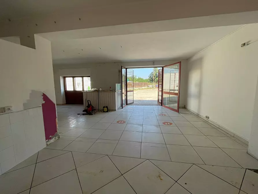 Immagine 12 di Negozio in affitto  in Via Napoli 488 a Maddaloni