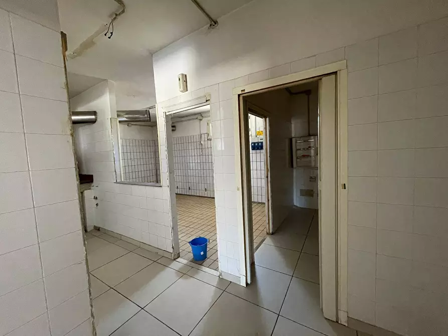 Immagine 13 di Negozio in affitto  in Via Napoli 488 a Maddaloni