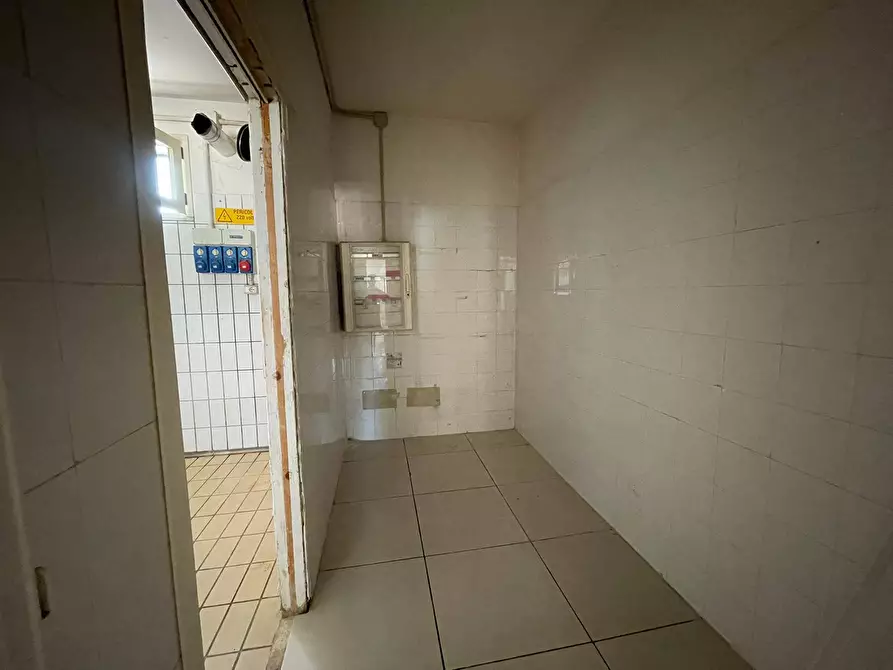 Immagine 15 di Negozio in affitto  in Via Napoli 488 a Maddaloni