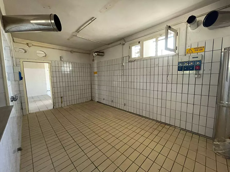 Immagine 16 di Negozio in affitto  in Via Napoli 488 a Maddaloni