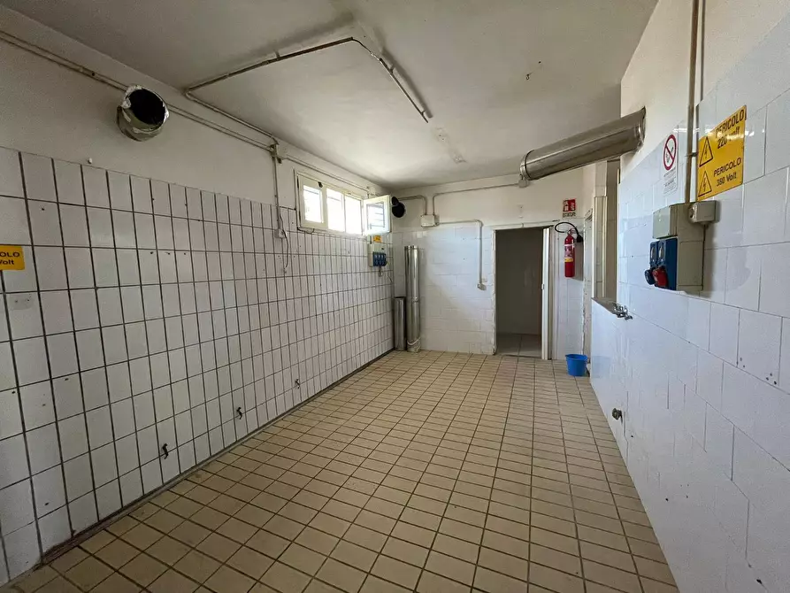 Immagine 17 di Negozio in affitto  in Via Napoli 488 a Maddaloni