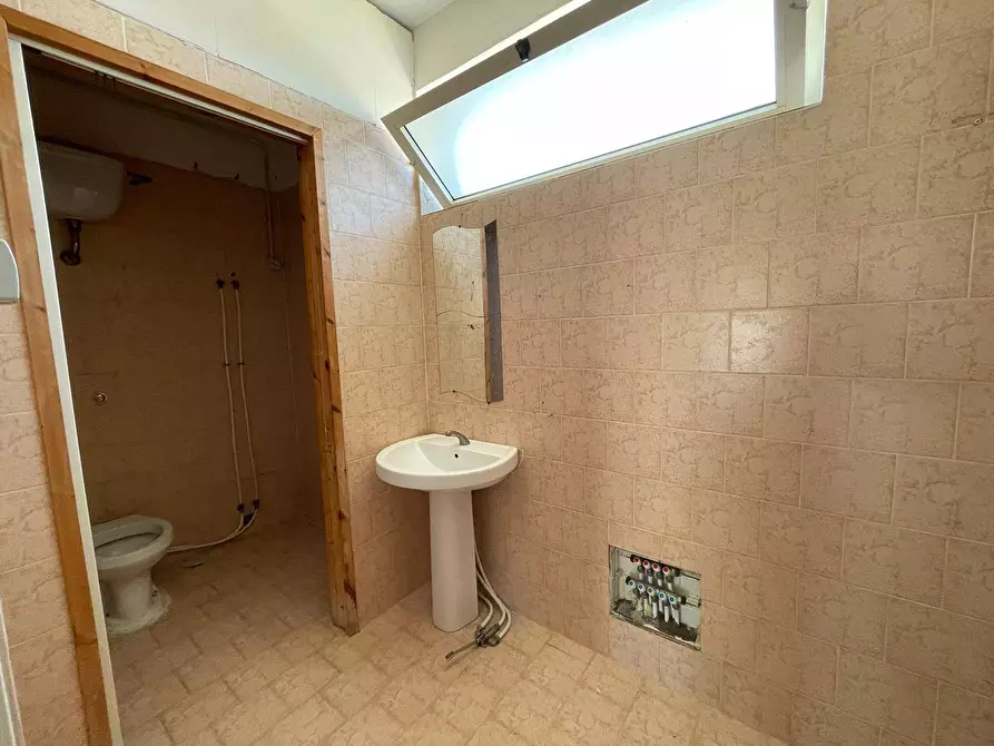 Immagine 20 di Negozio in affitto  in Via Napoli 488 a Maddaloni