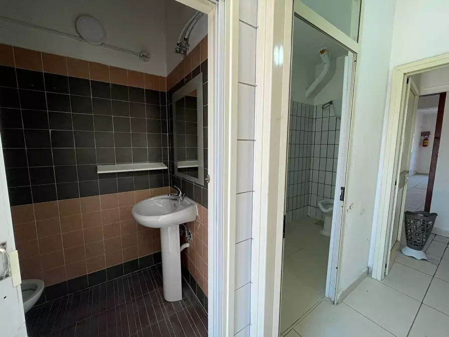 Immagine 22 di Negozio in affitto  in Via Napoli 488 a Maddaloni