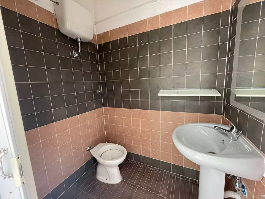 Immagine 23 di Negozio in affitto  in Via Napoli 488 a Maddaloni