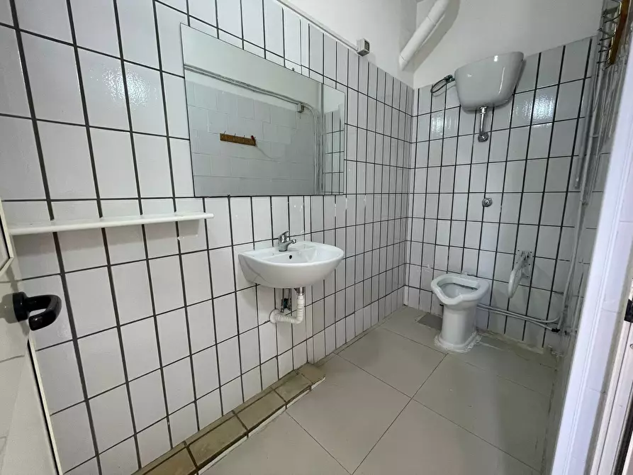 Immagine 24 di Negozio in affitto  in Via Napoli 488 a Maddaloni