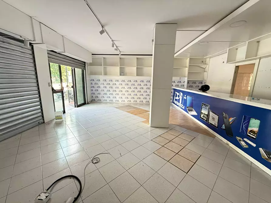 Immagine 2 di Negozio in affitto  in VIA KENNEDY 28 a Caserta