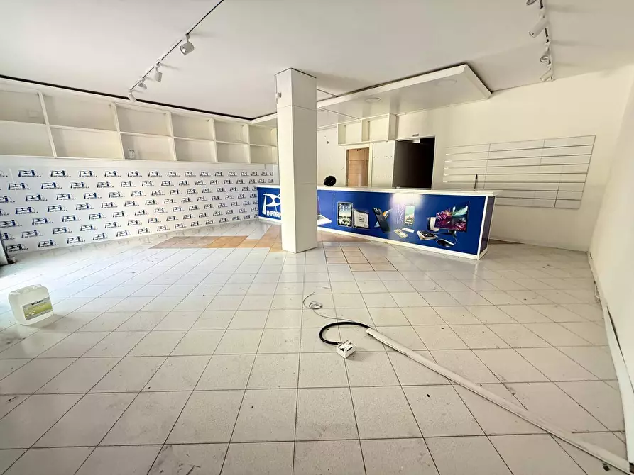 Immagine 3 di Negozio in affitto  in VIA KENNEDY 28 a Caserta