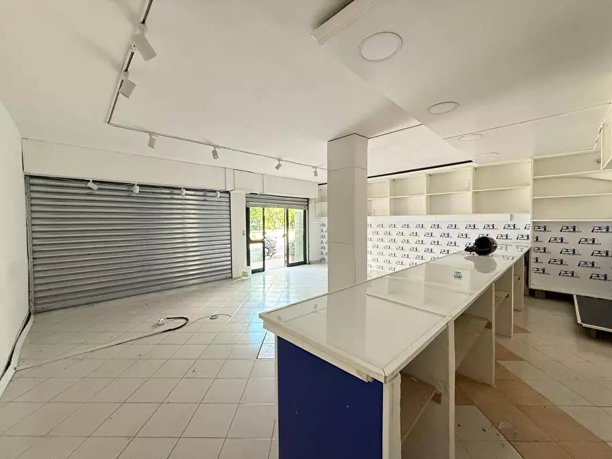 Immagine 6 di Negozio in affitto  in VIA KENNEDY 28 a Caserta