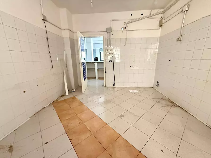 Immagine 9 di Negozio in affitto  in VIA KENNEDY 28 a Caserta
