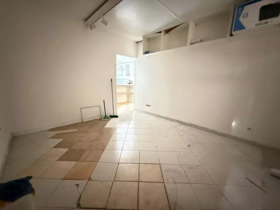 Immagine 11 di Negozio in affitto  in VIA KENNEDY 28 a Caserta