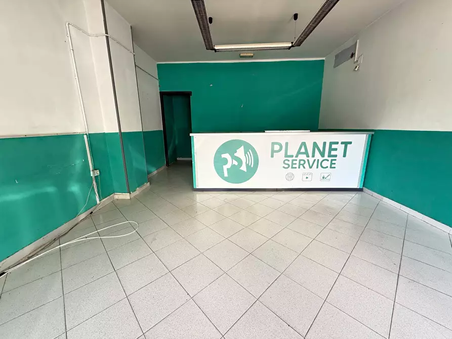 Immagine 2 di Negozio in affitto  in via kennedy 26-28 a Caserta