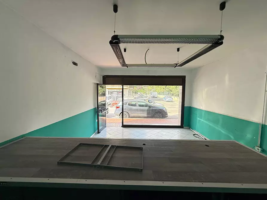 Immagine 5 di Negozio in affitto  in via kennedy 26-28 a Caserta