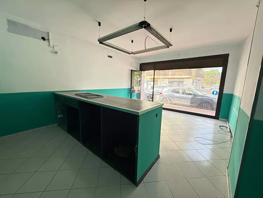 Immagine 6 di Negozio in affitto  in via kennedy 26-28 a Caserta