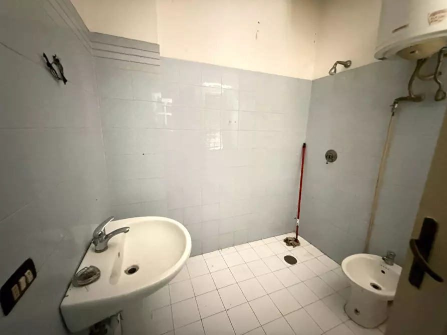 Immagine 7 di Negozio in affitto  in via kennedy 26-28 a Caserta