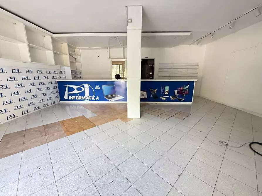 Immagine 14 di Negozio in affitto  in via kennedy 26-28 a Caserta