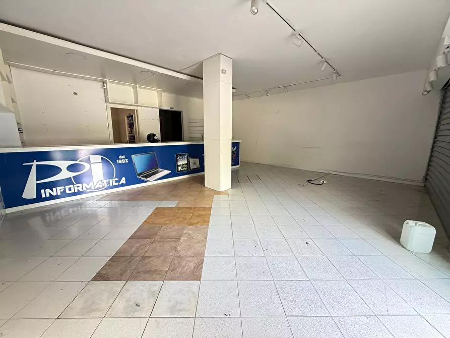Immagine 15 di Negozio in affitto  in via kennedy 26-28 a Caserta